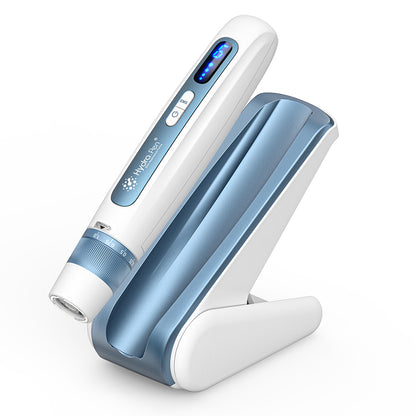 HydraPen H5 penna bianca e blu microneedling posizionata nel suo supporto di ricarica, dispositivo avanzato di microneedling per un'efficace infusione di siero e ringiovanimento della pelle.
