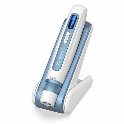 HydraPen H5 penna bianca e blu microneedling in piedi nel suo supporto di ricarica, dispositivo avanzato di microneedling per infusione di siero e trattamento della pelle.