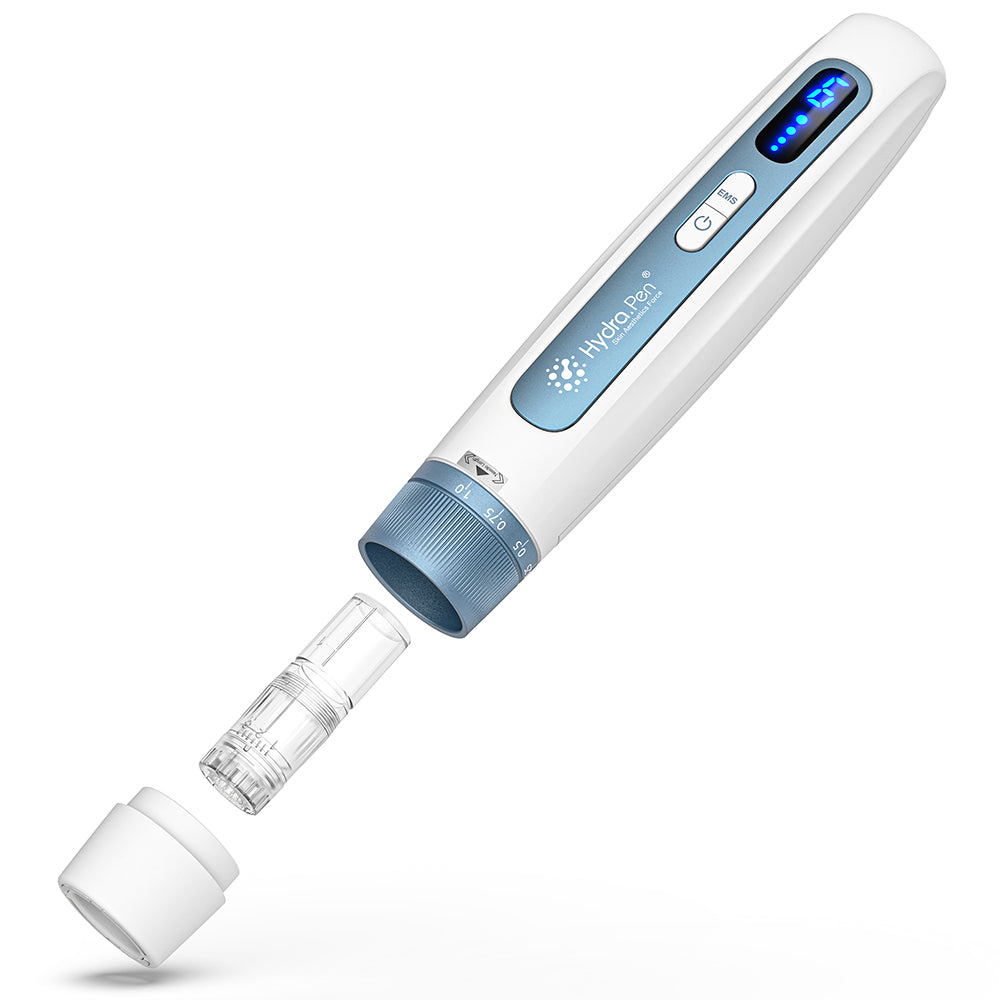HydraPen H5 penna bianca e blu microneedling con cartuccia ad ago rimovibile e cappuccio protettivo, mostra un facile montaggio per infusione di siero e trattamento della pelle.