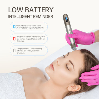 HydraPen h3 microneedling-penna che mostra il livello di batteria basso mentre un terapeuta esegue un trattamento viso - promemoria intelligente della batteria con sistema di spegnimento automatico.