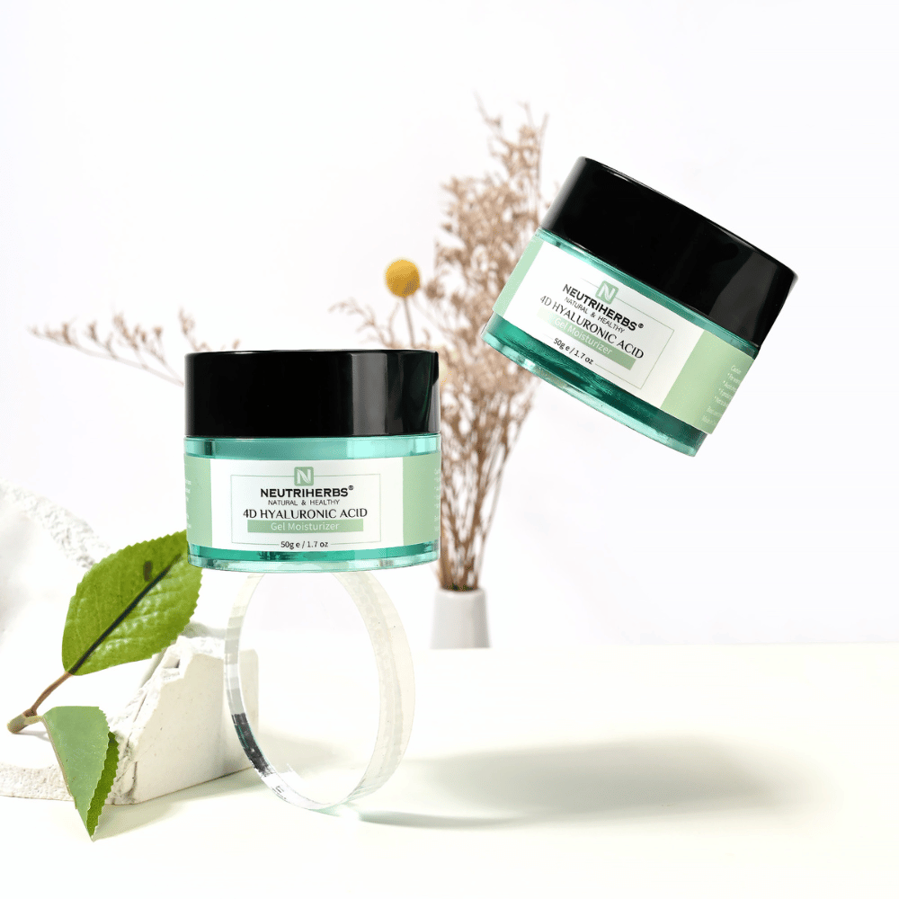 Immagine lifestyle di Neutriherbs 4D Hyaluronic Acid Gel Moisturizer 50 g. Due barattoli della crema gel idratante sono presentati in un ambiente luminoso e raffinato con dettagli naturali che trasmettono una routine skincare fresca e un’idratazione intensa.