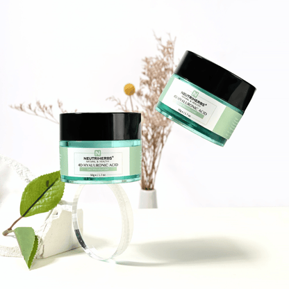 Immagine lifestyle di Neutriherbs 4D Hyaluronic Acid Gel Moisturizer 50 g. Due barattoli della crema gel idratante sono presentati in un ambiente luminoso e raffinato con dettagli naturali che trasmettono una routine skincare fresca e un’idratazione intensa.