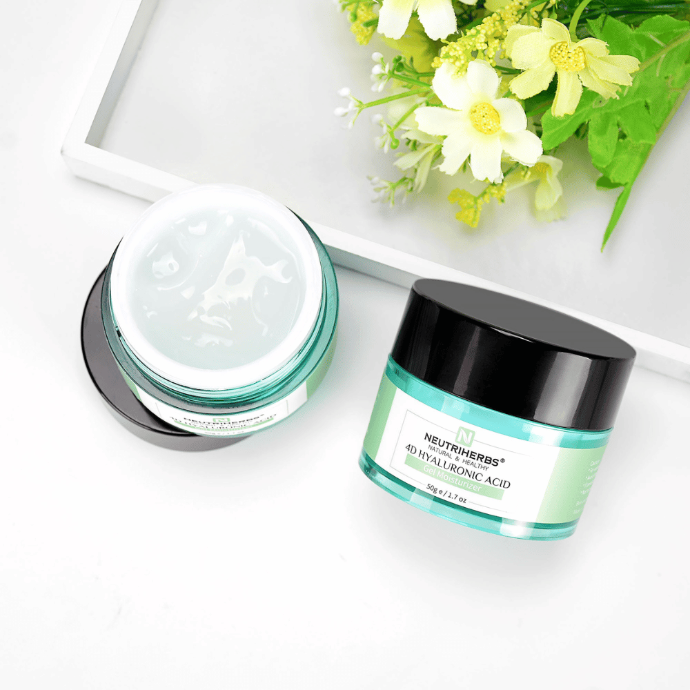 Barattolo aperto e chiuso di Neutriherbs 4D Hyaluronic Acid Gel Moisturizer 50 g. L’immagine mostra la consistenza leggera e fresca della crema gel che si assorbe rapidamente e dona un’idratazione intensa senza risultare appiccicosa o unta sulla pelle.