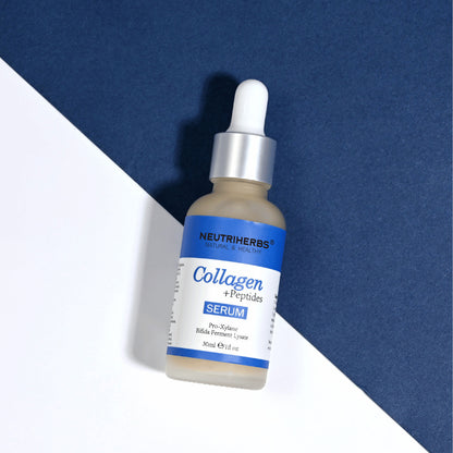 Neutriherbs Collagen + Peptides Serum 30 ml su elegante sfondo blu e bianco. Siero viso idratante con peptidi e collagene che contribuisce a una pelle più tonica, a una migliore elasticità e a una grana della pelle più liscia.