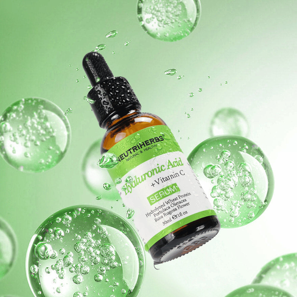 Neutriherbs Hyaluronic Acid + Vitamin C Serum 30 ml con acido ialuronico e vitamina C. Siero viso idratante che dona idratazione intensa, migliora la luminosità della pelle e aiuta a ridurre le linee sottili per una pelle morbida e fresca.