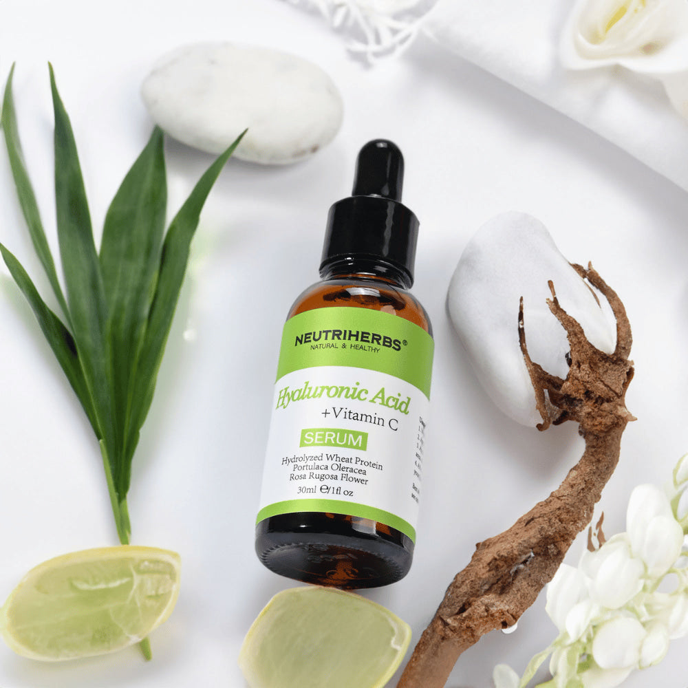 Neutriherbs Hyaluronic Acid + Vitamin C Serum 30 ml con acido ialuronico e vitamina C. Siero viso idratante con ingredienti naturali che rafforza la barriera cutanea, dona luminosità e aiuta a ridurre le linee sottili.