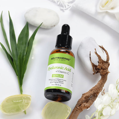 Neutriherbs Hyaluronic Acid + Vitamin C Serum 30 ml con acido ialuronico e vitamina C. Siero viso idratante con ingredienti naturali che rafforza la barriera cutanea, dona luminosità e aiuta a ridurre le linee sottili.