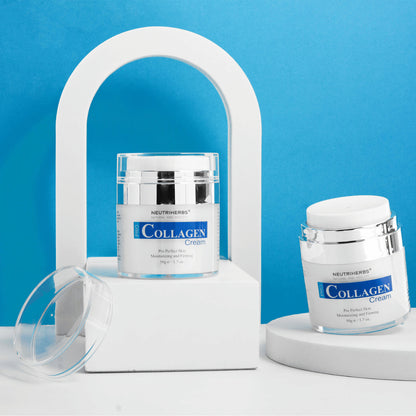 Neutriherbs Pro Collagen Cream 50 g fotografata su sfondo blu. Due immagini del prodotto mostrano l’elegante vasetto della crema e la confezione con pompa airless che aiuta a preservare la qualità del prodotto e rende il dosaggio igienico.
