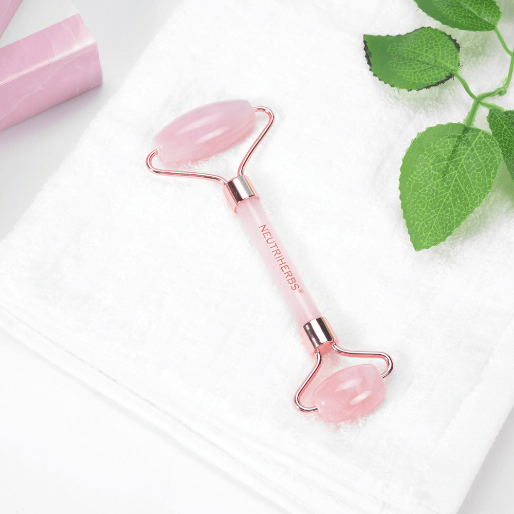 Neutriherbs Rose Quartz Face Roller in quarzo rosa per un delicato massaggio viso e la cura della pelle.