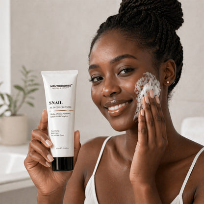 Donna utilizza Neutriherbs Snail All In One Cleanser con una ricca schiuma detergente per una delicata pulizia del viso. Detergente viso idratante che pulisce efficacemente la pelle senza seccarla ed è adatto a tutti i tipi di pelle.