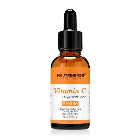 Neutriherbs Vitamin C + Hyaluronic Acid Serum 30 ml su sfondo bianco. Siero viso con vitamina C e acido ialuronico che idrata la pelle, dona maggiore luminosità e contribuisce a un tono della pelle più uniforme.