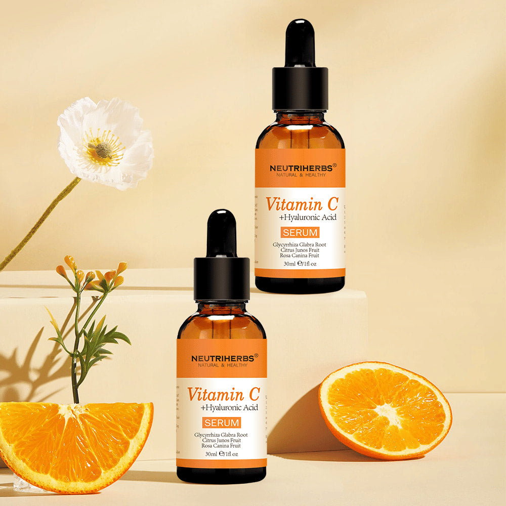 Neutriherbs Vitamin C + Hyaluronic Acid Serum 30 ml insieme ad arance fresche e fiori. Immagine prodotto d’ispirazione che mette in risalto il contenuto di vitamina C del siero per una pelle idratata, più luminosa e con un tono più uniforme.