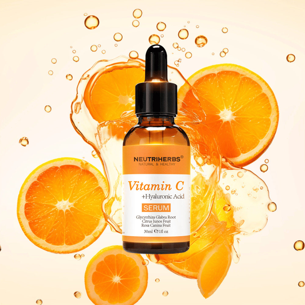 Neutriherbs Vitamin C + Hyaluronic Acid Serum 30 ml con fette d’arancia e schizzi di succo di agrumi. Immagine prodotto che evidenzia il contenuto di vitamina C e acido ialuronico del siero per un’idratazione intensa, maggiore luminosità e un tono della pelle più uniforme.