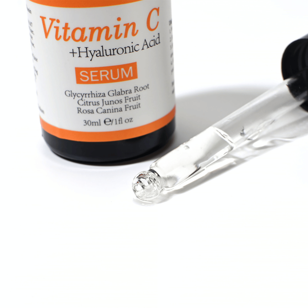Primo piano di pipetta e flacone con Neutriherbs Vitamin C + Hyaluronic Acid Serum 30 ml. La texture leggera del siero si assorbe rapidamente e idrata la pelle contribuendo al contempo a una maggiore luminosità e a un tono della pelle più uniforme.