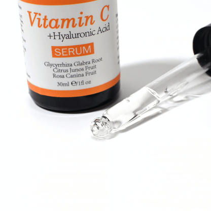 Primo piano di pipetta e flacone con Neutriherbs Vitamin C + Hyaluronic Acid Serum 30 ml. La texture leggera del siero si assorbe rapidamente e idrata la pelle contribuendo al contempo a una maggiore luminosità e a un tono della pelle più uniforme.